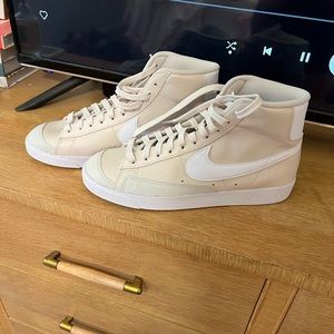 NWOT Nike Blazers With Speckled Bottom